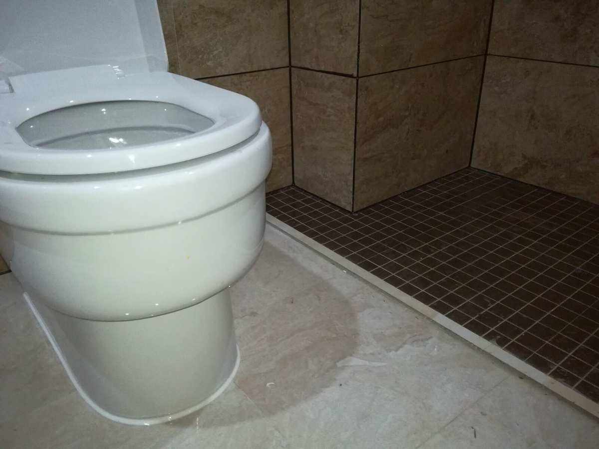 马桶瓷砖裂了用什么粘好(马桶瓷体有裂缝漏水怎么修复) 马桶瓷砖裂了用什么粘好(马桶瓷体有裂缝漏水怎么修复)