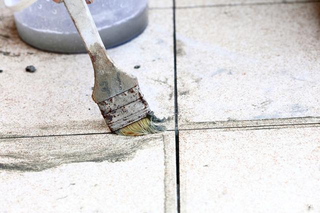 墙砖翘起压不下去(瓷砖翘起来压不下去)