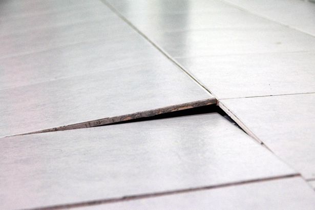 地砖翘起来了怎么修复(一块地砖翘起来了怎么修复) 地砖翘起来了怎么修复(一块地砖翘起来了怎么修复)